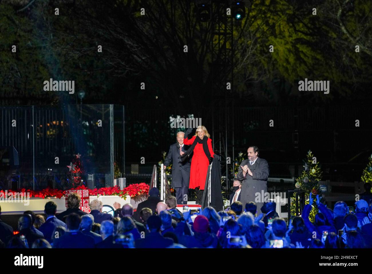 Washington, Vereinigte Staaten von Amerika. 02. Dezember 2021. US-Präsident Joe Biden und First Lady Jill Biden winken, als sie zur Beleuchtung der National Christmas Tree Ceremony 99th auf der Ellipse am 2. Dezember 2021 in Washington, D.C. eintreffen.Quelle: Tami A. Heilemann/US Interior Department/Alamy Live News Stockfoto