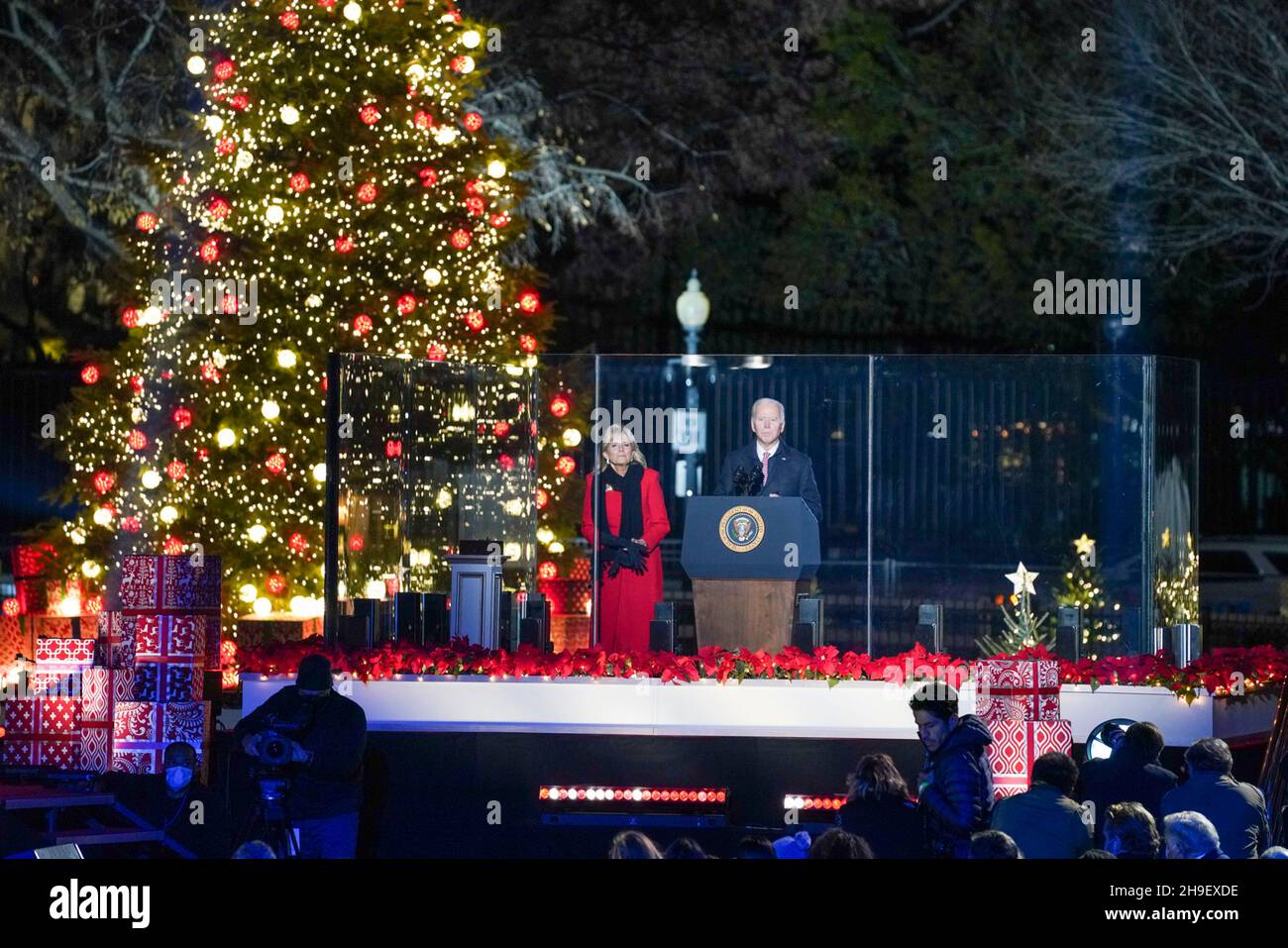 Washington, Vereinigte Staaten von Amerika. 02. Dezember 2021. US-Präsident Joe Biden und First Lady Jill Biden während der Beleuchtung der National Christmas Tree Ceremony 99th auf der Ellipse, 2. Dezember 2021 in Washington, D.C. Quelle: Tami A. Heilemann/US Interior Department/Alamy Live News Stockfoto
