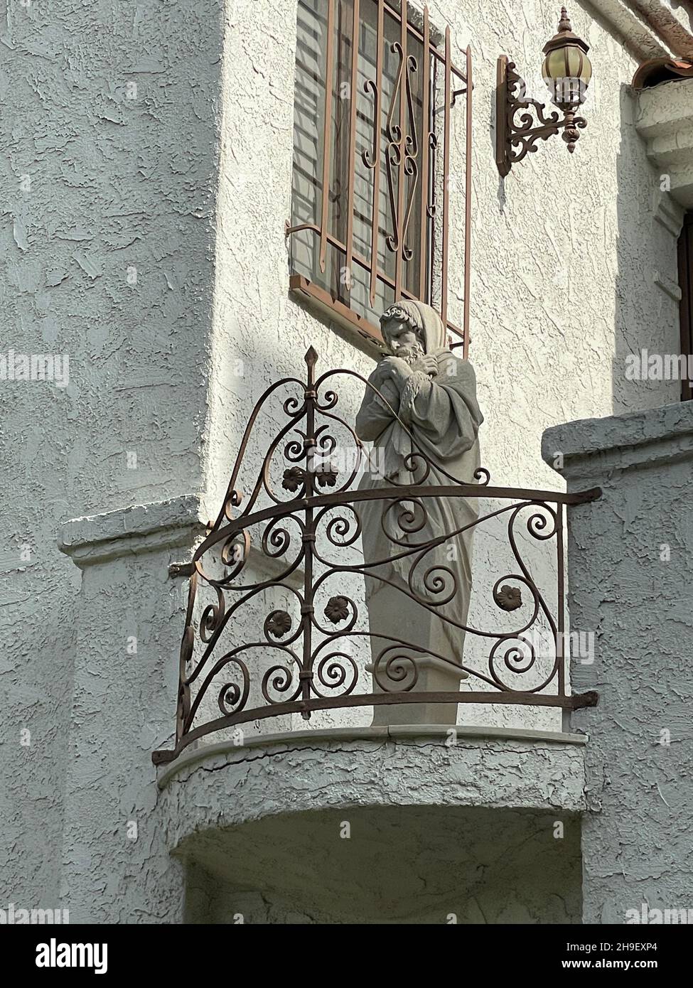 Balkon mit Statue auf La Peer nördlich von Wilshire in Beverly Hills, CA Stockfoto