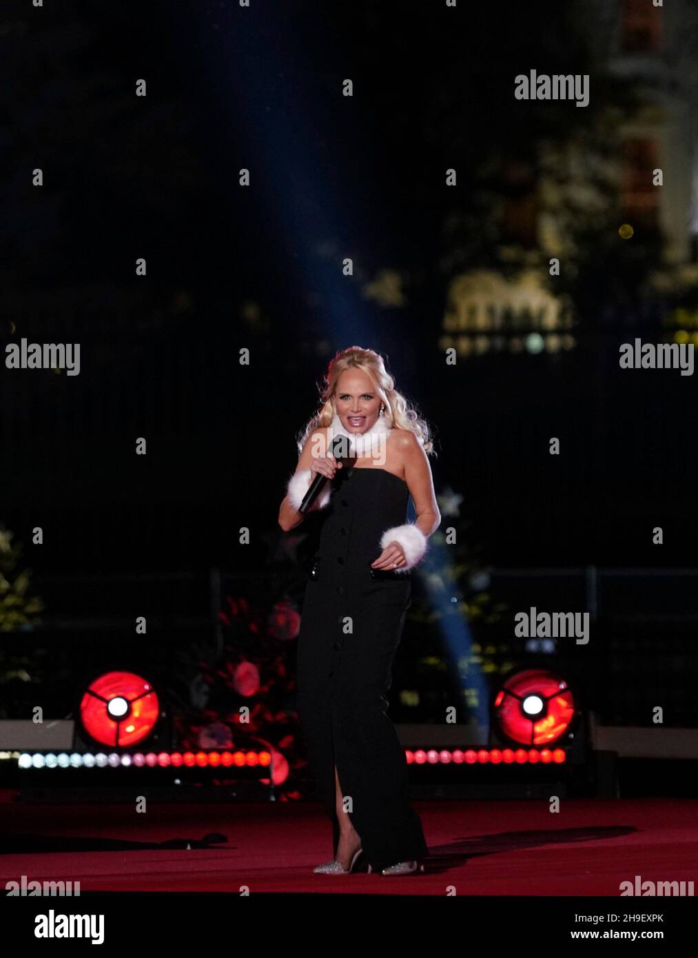 Washington, Vereinigte Staaten von Amerika. 02. Dezember 2021. Die Sängerin Kristin Chenoweth tritt während der Beleuchtung der National Christmas Tree Ceremony 2 auf der Ellipse am 2021. Dezember 99th in Washington, D.C. auf. Quelle: Tami A. Heilemann/USA Interior Department/Alamy Live News Stockfoto