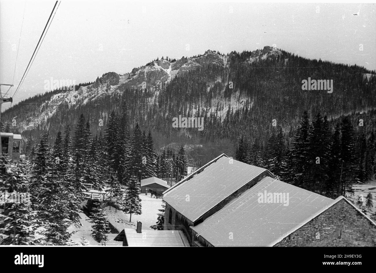 Zakopane, 1947-12. Panorama Tatr. Z lewej Fragment wyci¹gu kolejki linowej KuŸnice-Kasprowy Wierch. bb/gr PAP Dok³adny dzieñ wydarzenia nieustalony. Zakopane, Dezember 1947. Die Tatra. Von links eine Seilbahnlinie zum Kasprowy Peak. bb/gr PAP Stockfoto