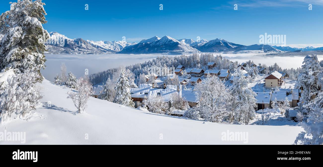 Laye Winter Skigebiet bedeckt mit Schnee mit Panoramablick auf die Berge des Ecrins National Park. Champsaur Französische Alpen. Hautes-Alpes, Frankreich Stockfoto