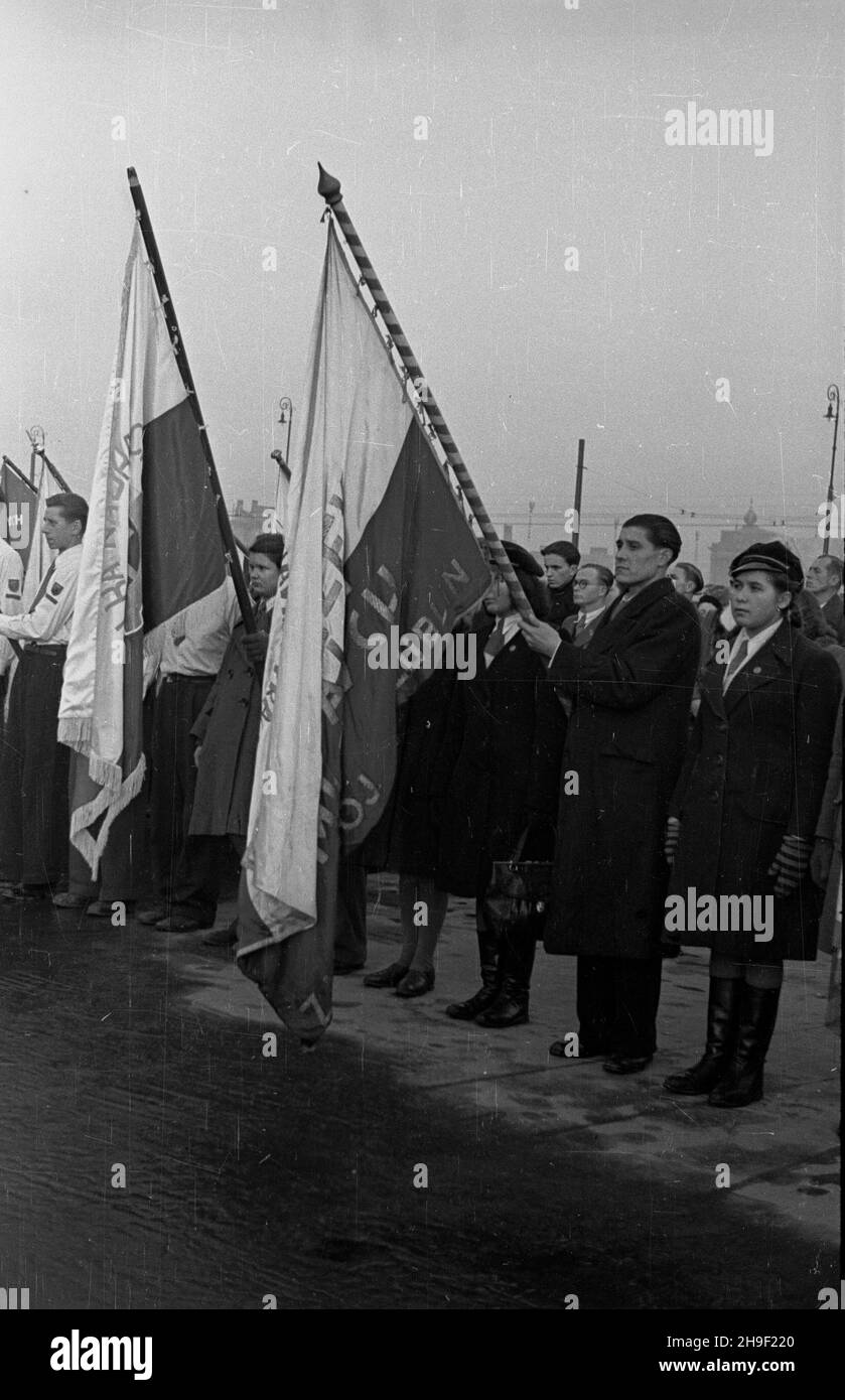 Warszawa, 1947-12-06. Plac Zwyciêstwa. Uczestnicy i Krajowego Zjazdu Zwi¹zku Walki M³odych (ZWM) i delegaci Œwiatowej Federacji M³odzie¿y Demokratycznej przed Grobem Nieznanego ¯o³nierza. po/mgs PAP Warschau, 6. Dezember 1947. Zwyciestwa Platz. Teilnehmer des Nationalen Kongresses der Kampfjugend-Union (ZMW) von 1st und Delegierte des Weltverbandes der Demokratischen Jugend vor dem Grab des unbekannten Soldaten. po/mgs PAP Stockfoto