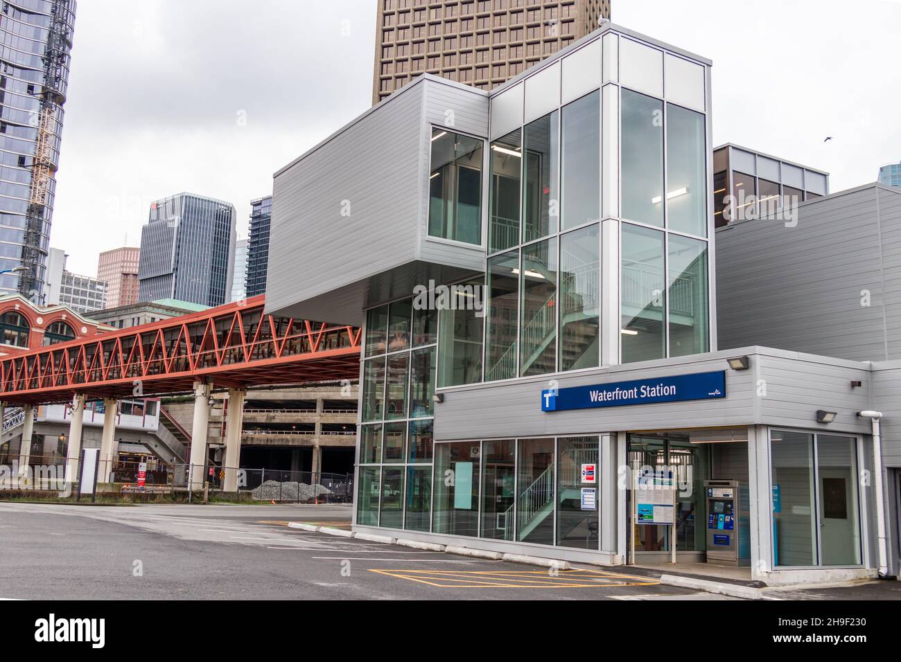 Vancouver, Kanada - November 20,2021: Blick auf den Waterfront Station und den SeaBus Waterfront Terminal in der Innenstadt von Vancouver Stockfoto