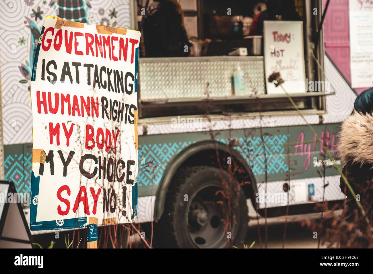 Vancouver, Kanada - 20,2021. November: Blick auf die Zeichenregierung greift Menschenrechte an, Mein Körper, meine Wahl, sagt Nein vor der Vancouver Art Gallery Stockfoto