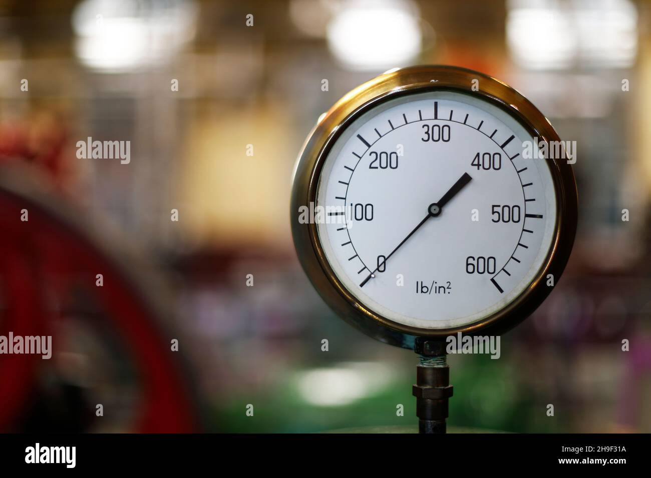 Ein Manometer an einer Dampfmaschine wird jetzt im Bradford Industrial Museum ausgestellt. Stockfoto