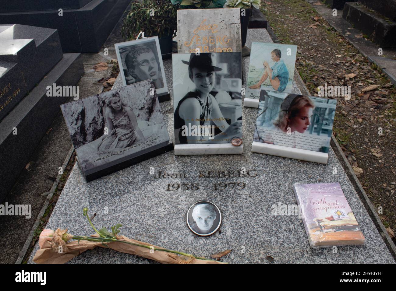 Fotos der Schauspielerin Jean Seberg auf ihrem Grab auf dem Friedhof Montparnasse, Paris, Frankreich Stockfoto