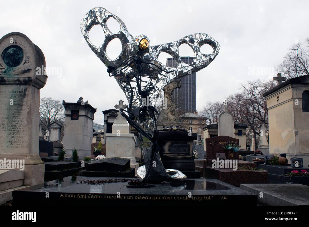 Vogelstatue - Oiseau pour Jean-Jacques, 1998 - von Niki de Saint Phalle auf dem Grab von Jean-Jacques Goetzman auf dem Friedhof Montparnasse, Paris, Frankreich Stockfoto