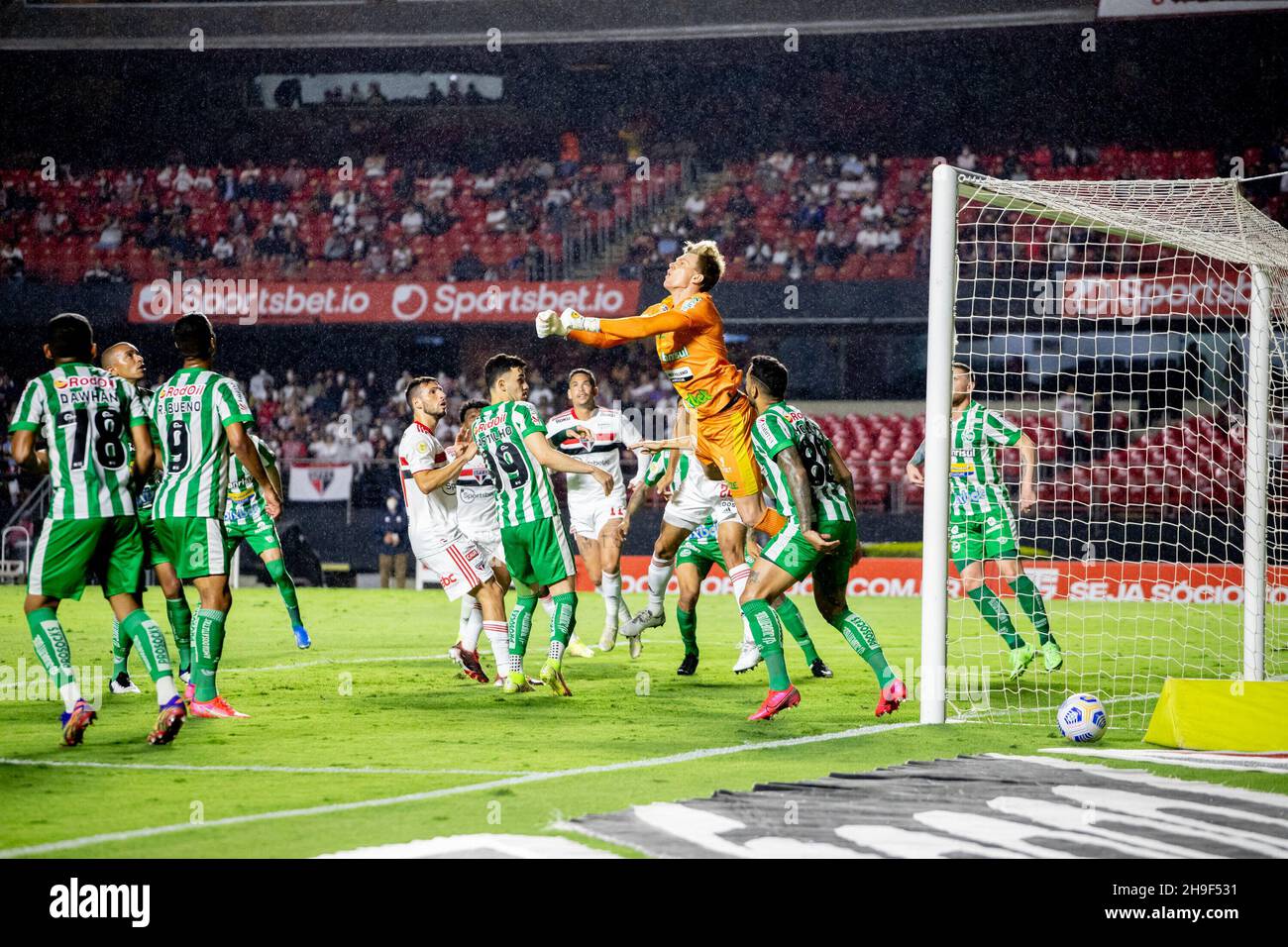 Sao Paulo, Sao Paulo, Brasilien. 6th Dez 2021. Brasilianische Fußballmeisterschaft: Sao Paulo und Juventude. 6. Dezember 2021, Sao Paulo, Brasilien: Fußballspiel zwischen Sao Paulo und Juventude, gültig für die Runde der brasilianischen Fußballmeisterschaft 37th, die am Montag (6) im Morumbi-Stadion in Sao Paulo stattfand. Bild: Leco Viana/TheNews2 (Bild: © Leco Viana/TheNEWS2 via ZUMA Press Wire) Stockfoto