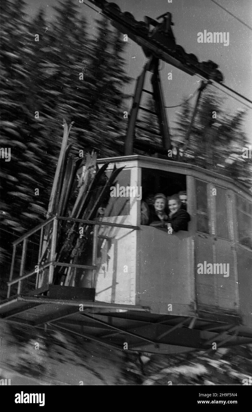 Zakopane, 1948-01. Wagonik kolejki linewej z KuŸnic na Kasprowy Wierch. bb/mgs PAP Dok³adny dzieñ wydarzenia nieustalony. Zakopane, Januar 1948. Die Seilbahn von Kuznice zum Kasprowy Wierch Mountain. bb/mgs PAP Stockfoto