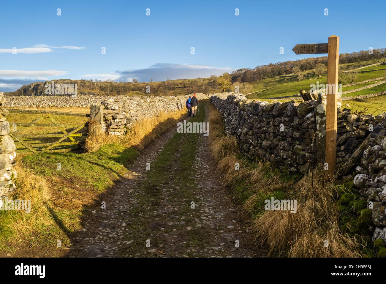 05.12.2021 Langcliffe, North Yorkshire, Großbritannien. Fingerpost-Schild in Richtung Langcliffe in den Yorkshire Dales Stockfoto