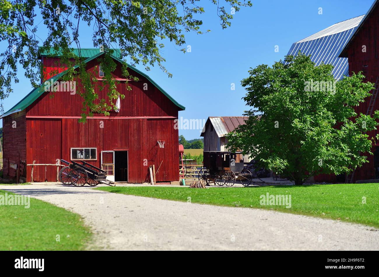 Lagrange, Indiana, USA. Eine rote Scheune inmitten des Amish-Landes im Nordosten von Indiana. Stockfoto