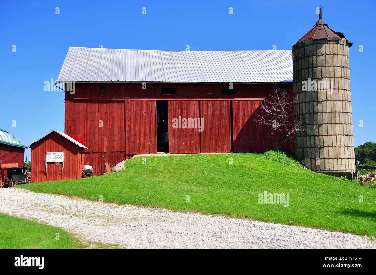 Lagrange, Indiana, USA. Eine rote Scheune inmitten des Amish-Landes im Nordosten von Indiana. Stockfoto