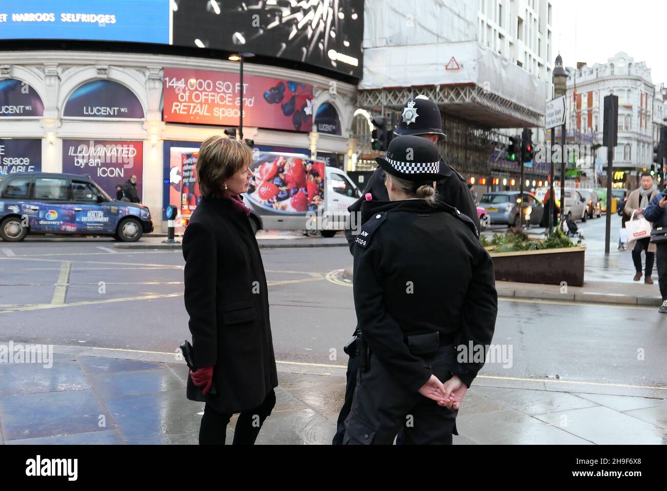 Rachael Robathan, der Vorsitzende des Westminster Council, hatte heute einen Spaziergang im Piccadilly Circus und traf sich mit lokalen Polizeibeamten, um über die Schritte und Methoden zu diskutieren, die sie zur Eindämmung der Kriminalität im Zentrum von London Unternehmen Stockfoto