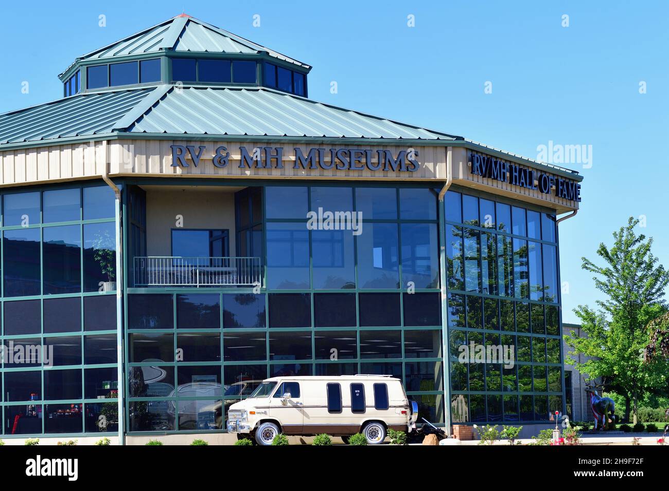 Elkhart, Indiana, USA. Die RV/MH Hall of Fame ist ein großes Museum in Elkhart, Indiana, das einer Vielzahl historischer Freizeitfahrzeuge gewidmet ist. Die mu Stockfoto