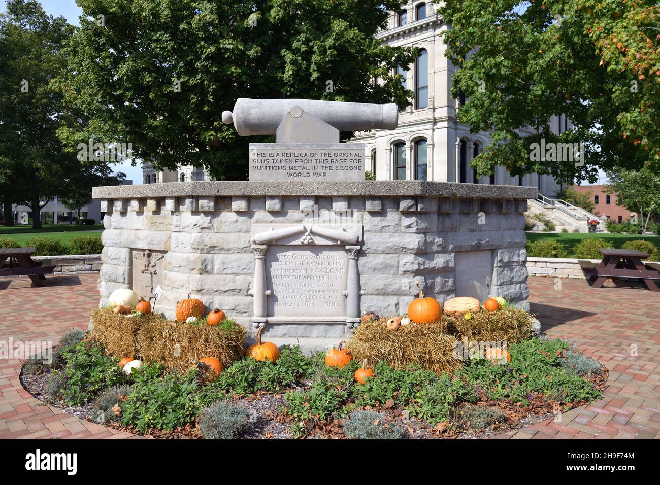 Warschau, Indiana, USA. Kürbisse helfen, eine saisonale Landschaft über eine Statue im Kosciusko County Courthouse zu schaffen. Stockfoto