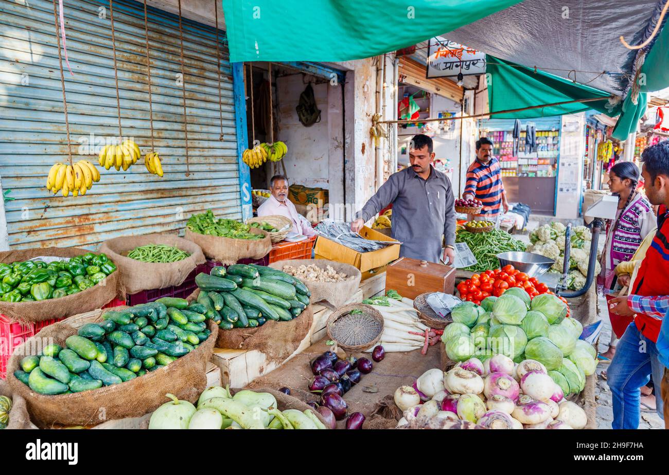 Obst und Gemüse auf dem Display vor einem greengrocery Geschäft in Pragpur, einem Erbe Dorf im Bezirk Kagra, Himachal Pradesh, Indien Stockfoto