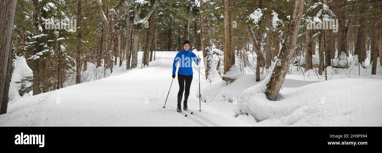 Frau Skilanglauf Klassischer Stil Nordic Skifahren im Wald. Aktive Mädchen im Winter Wunderland tun Spaß Wintersport Aktivität im Schnee auf Stockfoto
