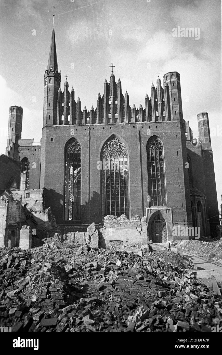 Gdañsk, 1948. Zniszczona w 1945 roku Bazylika Mariacka Wniebowziêcia Najœwiêtszej Marii Panny; widok od strony ulicy Mariackiej. kw PAP Dok³adny miesi¹c i dzieñ wydarzenia nieustalone. Danzig, 1948. Basilika zur Himmelfahrt der Heiligen Maria, beschädigt im Jahr 1945, Blick von der Mariacka-Straße. kw PAP Stockfoto