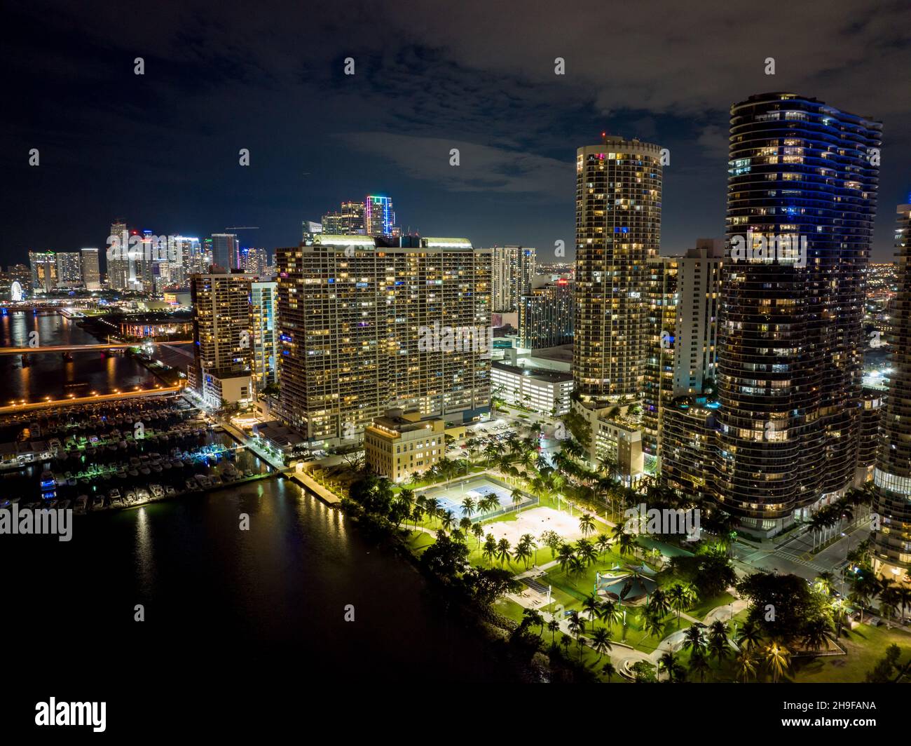 Luftaufnahme bei Nacht Edgewater Miami Stockfoto