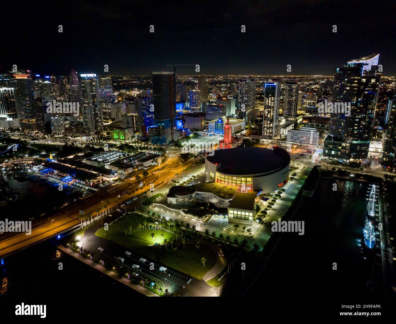 Miami, FL, USA - 12. November 2021: Luftaufnahme der Nacht FTX Arena Downtown Miami Stockfoto
