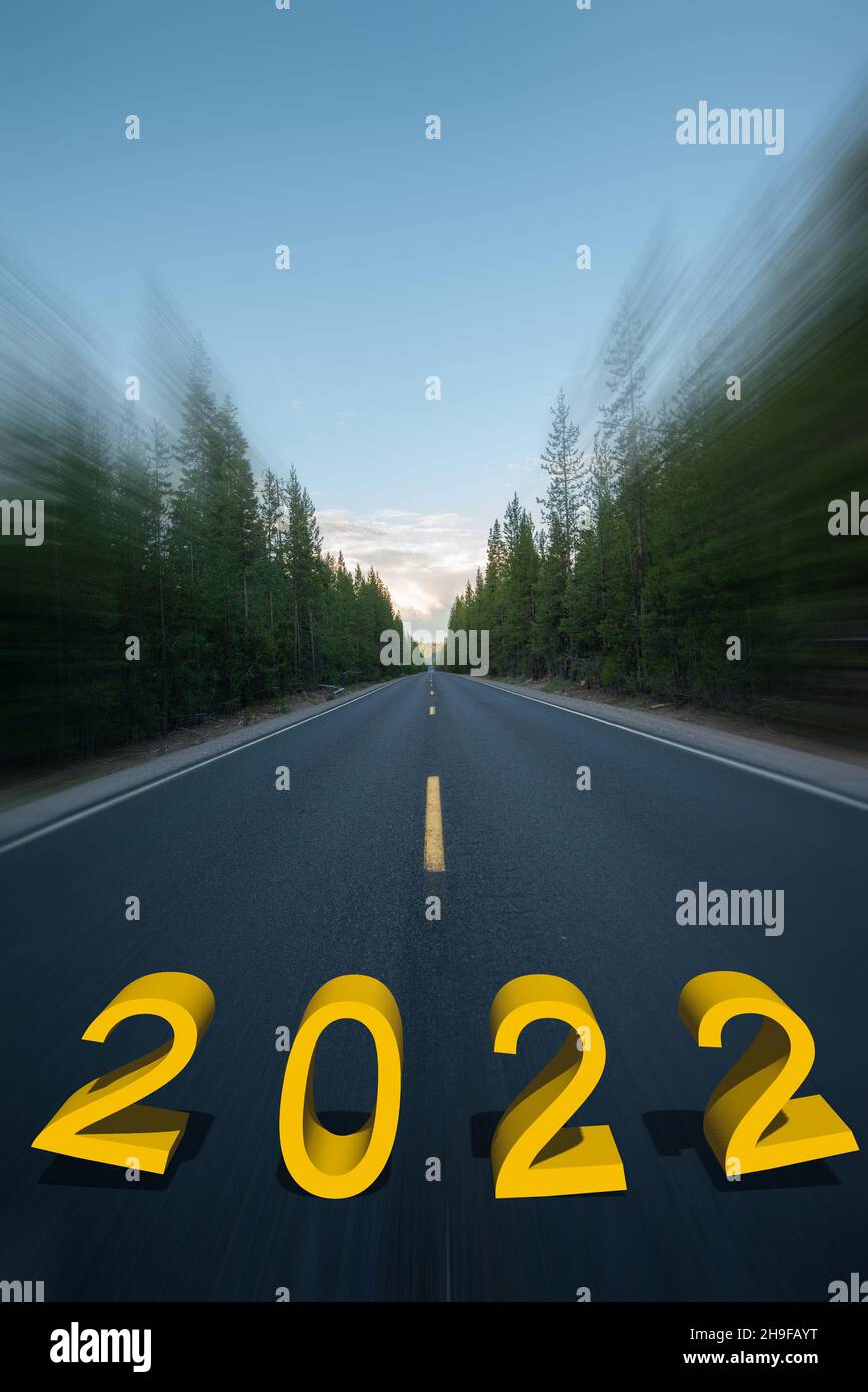Neues Jahr 2022 oder einfaches Konzept. Leere Asphaltstraße. Stockfoto