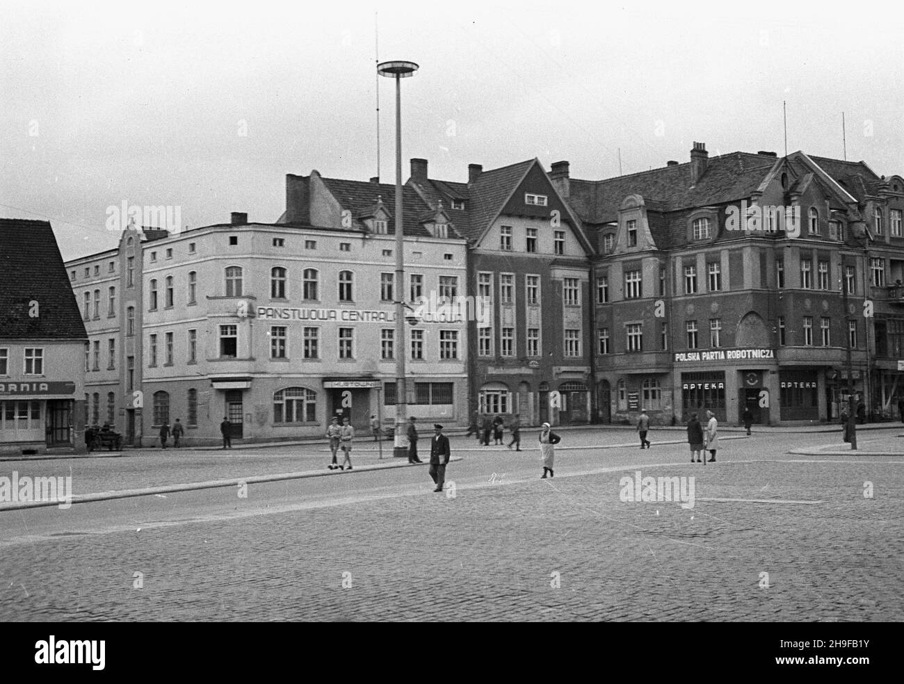 Szczecinek, 1948. Kamienice przy placu Wolnoœci. wb PAP Dok³adny miesi¹c i dzieñ wydarzenia nieustalone. Szczecinek, 1948. Wohnungen auf Wolnosci Square. wb PAP Stockfoto