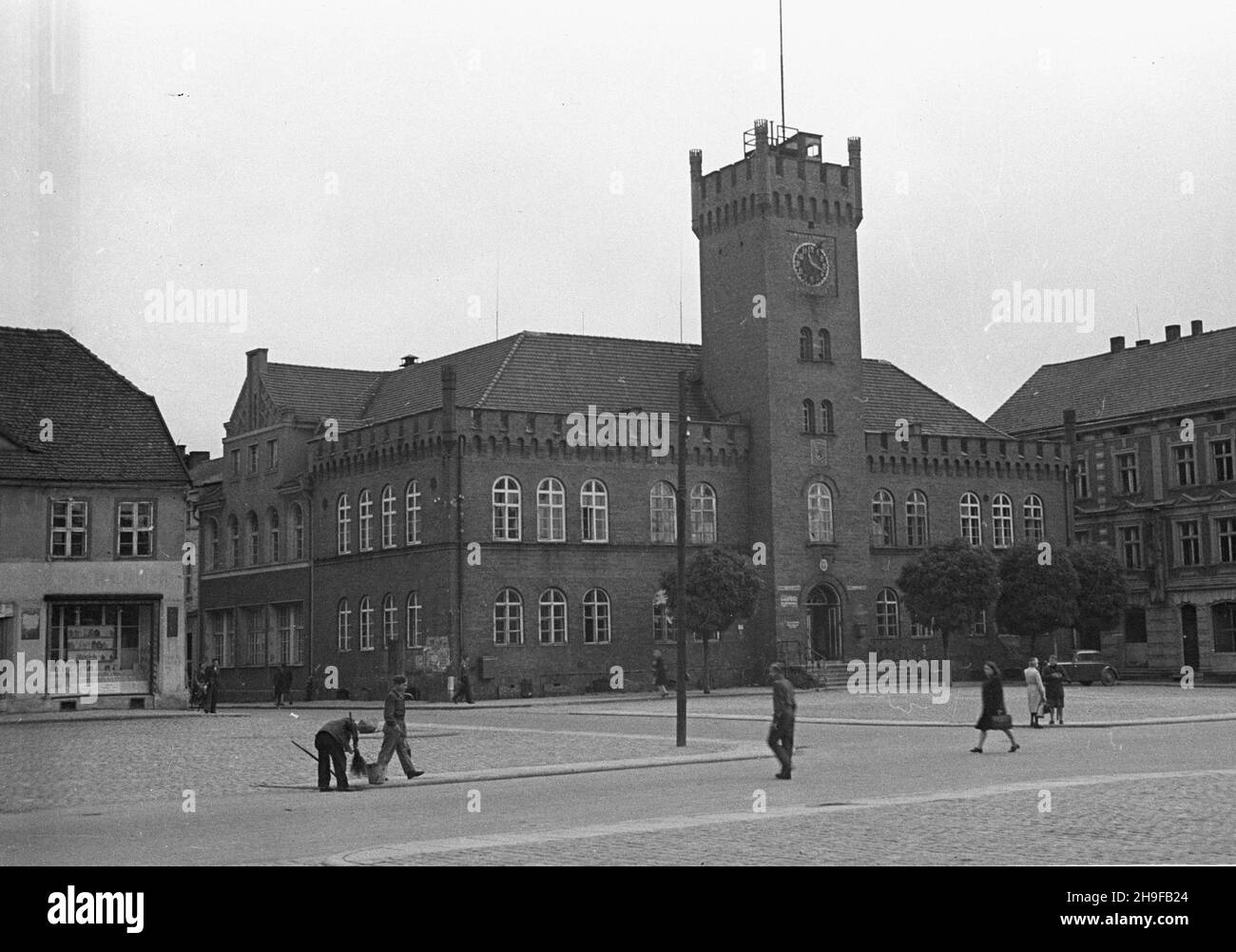 Szczecinek, 1948. Neogotycki ratusz z XIX W. na placu Wolnoœci. wb PAP Dok³adny miesi¹c i dzieñ wydarzenia nieustalone. Szczecinek, 1948. Das neugotische Rathaus aus dem 19th. Jahrhundert am Wolnosci-Platz. wb PAP Stockfoto