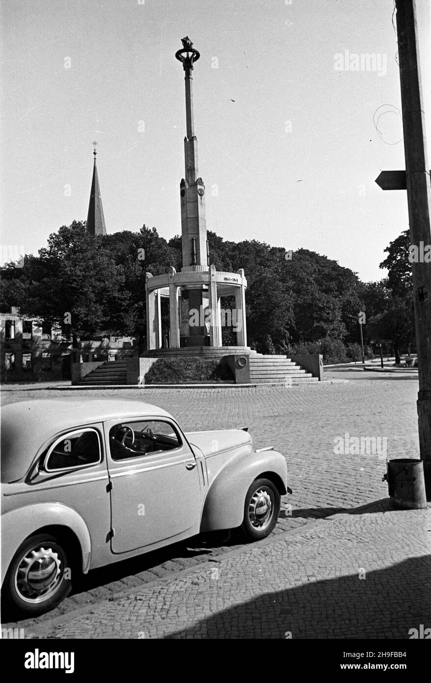 Stargard Szczeciñski, 1948. Pomnik Wdziêcznoœci na placu Wolnoœci, Element Mauzoleum ¯o³nierzy Radzieckich. wb PAP Dok³adny miesi¹c i dzieñ wydarzenia nieustalone. Stargard Szczecinski, 1948. Das Dankesdenkmal auf dem Wolnosci-Platz, dem Element des sowjetischen Soldatenmausoleums. wb PAP Stockfoto