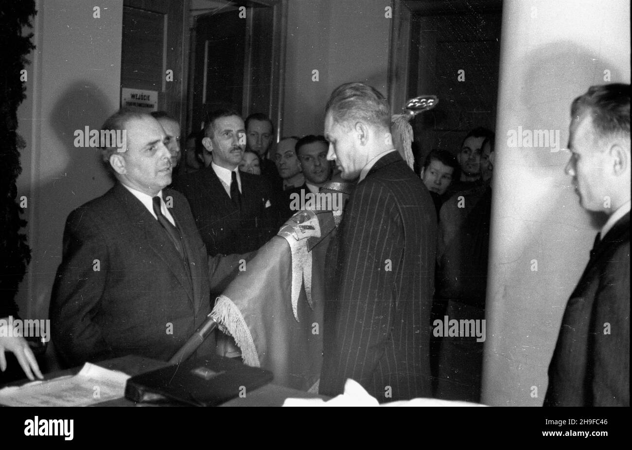 Warszawa, 1948-01-17. Ceremonia przekazania sztandarów ko³om partii politycznych w siedzibie Ministerstwa Spraw Zagranicznych. NZ. Sztandar ko³a Polskiej Partii Robotniczej odbiera wrêcza podsekretarz stanu w Prezydium Rady Ministrów Jakub Berman (L). bb/mgs PAP Warschau, 17. Januar 1948. Zeremonie der Bannerpräsentation vor Kreisen politischer Parteien auf dem Sitz des Außenministeriums. Im Bild: staatssekretär beim Präsidium des Ministerrats Jakub Berman, der das Banner der Polnischen Arbeiterpartei (links) übergab. bb/mgs PAP Stockfoto