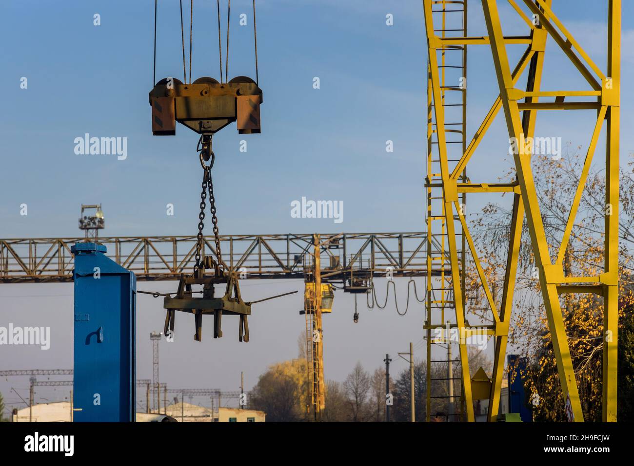 Industriekran, der die Antriebsräder für den Zug hebt Stockfoto