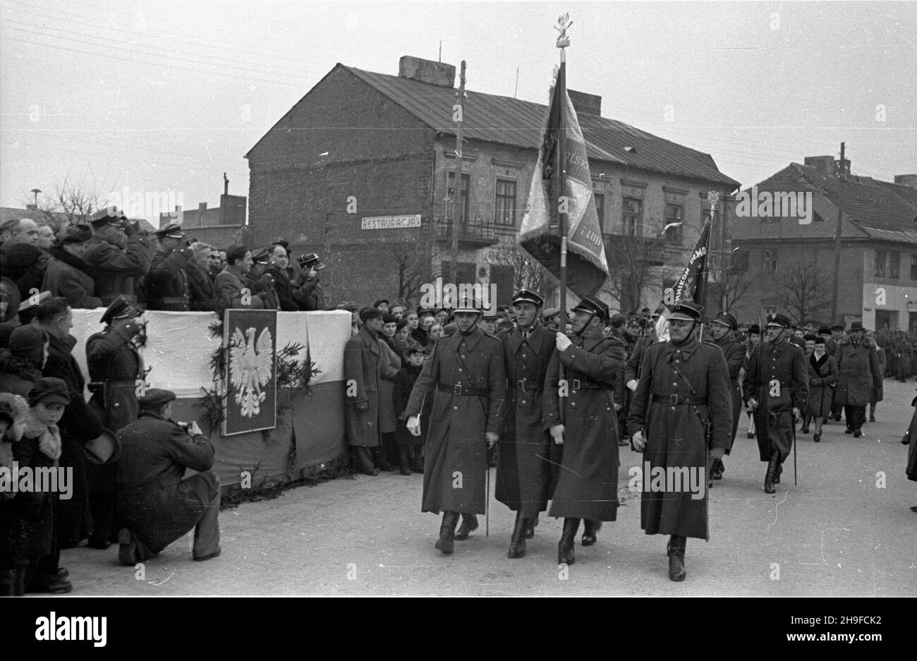 Kutno, 1948-01-19. Uroczystoœæ trzeciej rocznicy wyzwolenia miasta spod okupacji niemieckiej. Manifestacja na rynku. NZ. Przemarsz pocztów sztandarowych przed trybun¹ honorow¹. bb/mgs PAP Kutno, 19. Januar 1948. Der dritte Jahrestag der Befreiung der Stadt von der Nazi-Besatzung. Im Bild: Farbpartys marschieren vor der Box. bb/mgs PAP Stockfoto