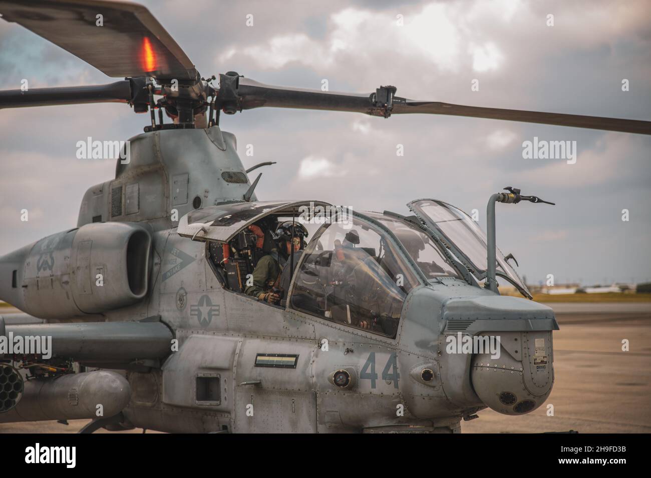 Ein US Marine Corps AH-1Z Viper Hubschrauber, der dem Marine Light Attack Helicopter Squadron (HMLA) 369 zugewiesen wurde (im Rahmen des Unit Deployment Program in Okinawa eingesetzt), sitzt vor dem Start an der Marine Corps Air Station Futenma, Okinawa, Japan, am 30. November 2021 auf der Fluglinie. Übung Resolute Dragon (RD) 21 ist die größte bilaterale Feldtrainingsübung zwischen dem US-Marine Corps und der Japan Self-Defense Force (JSDF) im Jahr 2021. RD21 wurde entwickelt, um die Verteidigungsfähigkeiten der US-Japan-Allianz zu stärken, indem es integrierte Kommando- und Kontrollfunktionen, Zielführung, kombinierte Waffen und ausübt Stockfoto