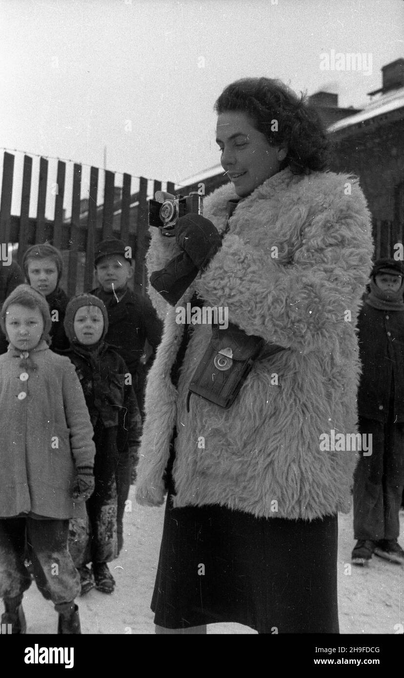 Katowice, 1948-02. Reporterka wœród dzieci z osiedla domów wielorodzinnych dla górników tzw. familoków. po/gr PAP Dok³adny dzieñ wydarzenia nieustalony. Katowice, 1948. Februar. Ein Reporter unter Kindern aus einem Bergarbeiterwohnsitz. po/gr PAP Stockfoto