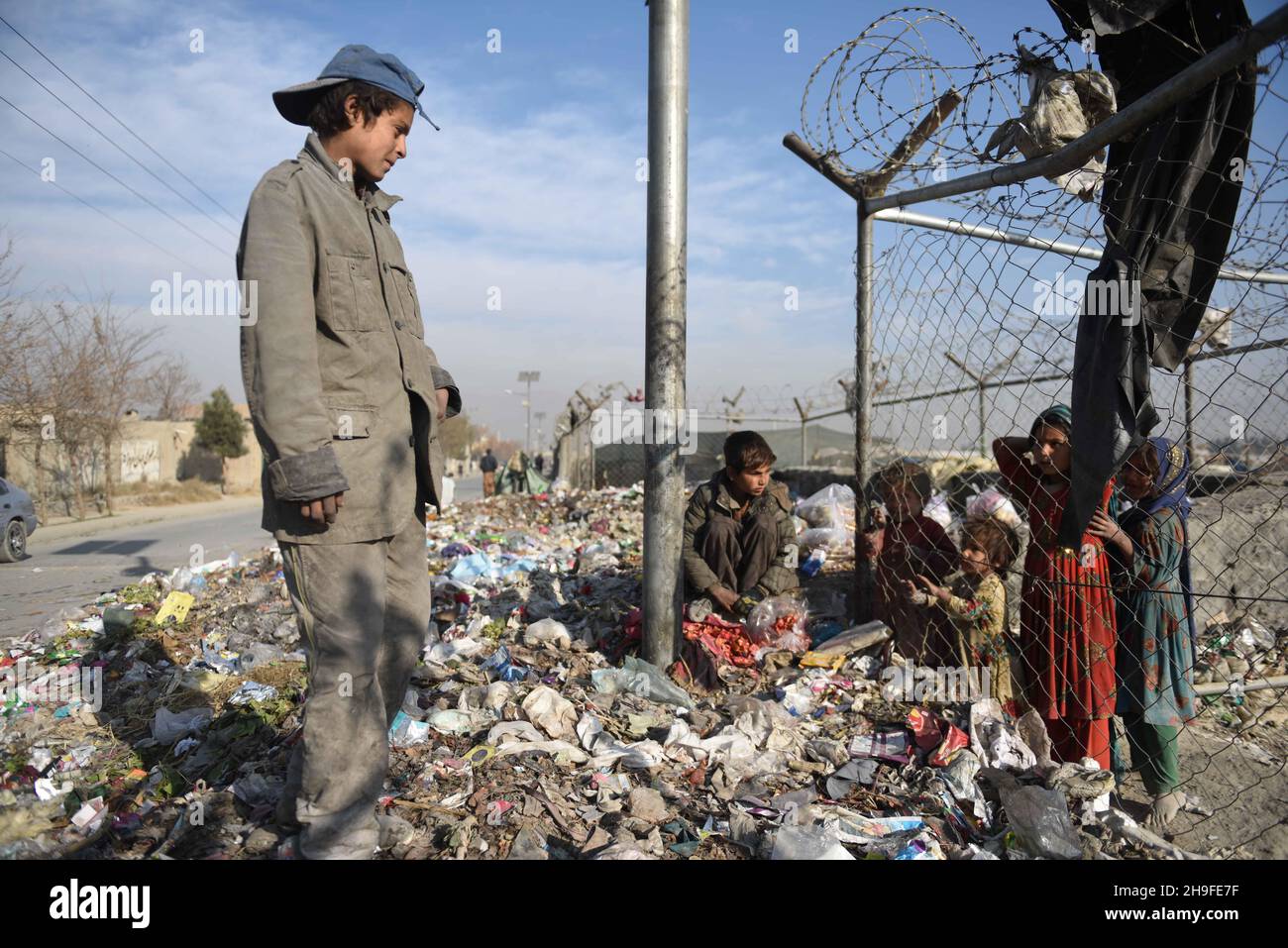 Kabul, Afghanistan. 4th Dez 2021. Das am 4. Dezember 2021 aufgenommene Foto zeigt Kinder in Kabul, der Hauptstadt Afghanistans. Quelle: Aria/Xinhua/Alamy Live News Stockfoto