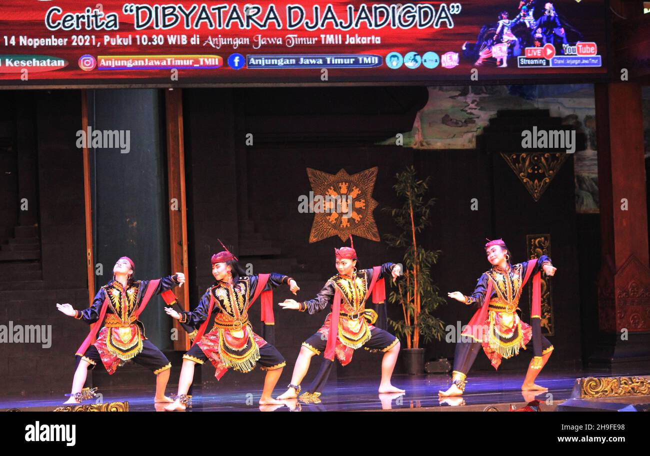 Photo Editorial, Taman Mini Indonesia Indah, East Java Pavilion oder Anjungan, Blitar Drama Traditional Dance Dibyatara Djajadigda Stockfoto