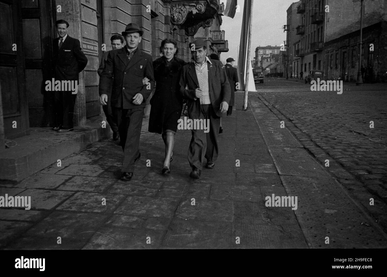 £ódŸ, 1948-02-01. Trzeci Zjazd Statutowy Stronnictwo Ludowego w gmachu Urzêdu Wojewódzkiego przy ul. Ogrodowej. NZ. Delegaci na ulicy Ogrodowej w drodze na obrady. po/mgs PAP Lodz, 1. Februar 1948. Der Kongress der Bauernpartei 3rd im Provinzbüro in der Ogrodowa Straße. Im Bild: Delegierte auf der Ogrodowa Straße auf dem Weg zum Kongress. po/mgs PAP Stockfoto