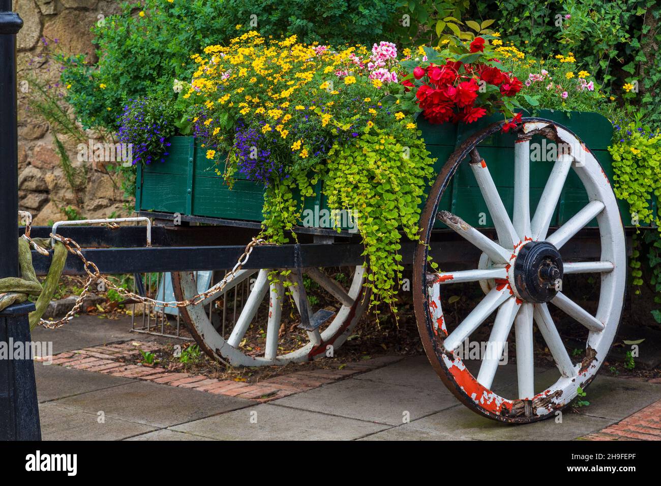 Wagen mit Blumen, Dalkey Village, County Dublin, Irland Stockfoto