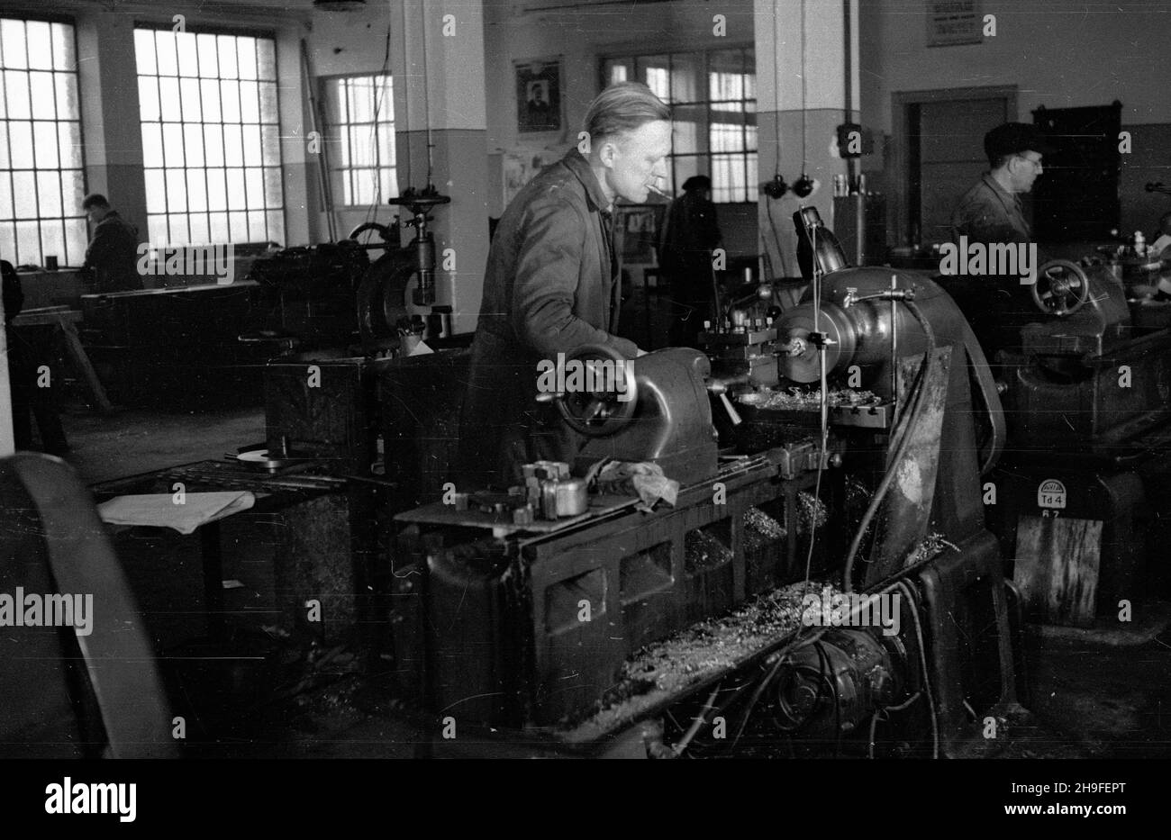 Warszawa, 1948-02. Pañstwowe Zak³ady Remontu Obrabiarek Avia. Przedsiêbiorstwo za³o¿eine mit 1902 r., po wojnie upañstwowione. NZ. Robotnicy przy tokarkach. po/gr PAP Dok³adny dzieñ wydarzenia nieustalony. Warschau, 1948. Februar. Die Staatliche Avia-Reparaturanlage Für Werkzeugmaschinen. Das 1902 gegründete Unternehmen wurde nach WW2 verstaatlicht. Im Bild: Arbeiter an der Drehmaschine. po/gr PAP Stockfoto