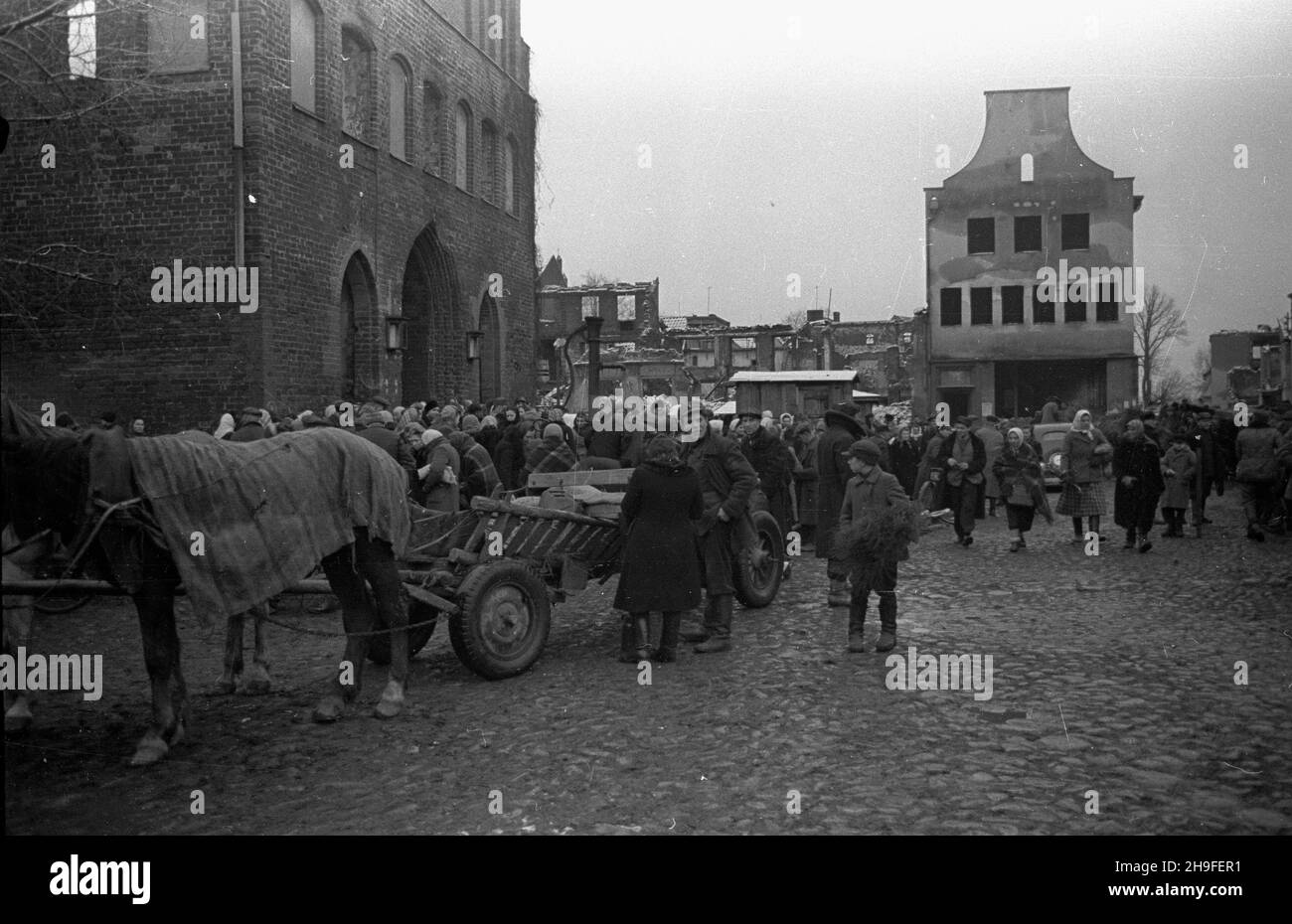 Mor¹g, 1948-02. Furmanki ch³opskie na placu targowym. W g³êbi zniszczone kamienice przy rynku, z lewej ruiny póŸnogotyckiego ratusza z po³owy XV W. po/gr PAP Dok³adny dzieñ wydarzenia nieustalony. Morag, 1948. Februar. Bauernkarren auf dem Markt. Im Hintergrund zerstörte Mietshäuser, auf der linken Seite Ruinen des spätgotischen Rathauses aus der Mitte des 15th. Jahrhunderts. po/gr PAP Stockfoto