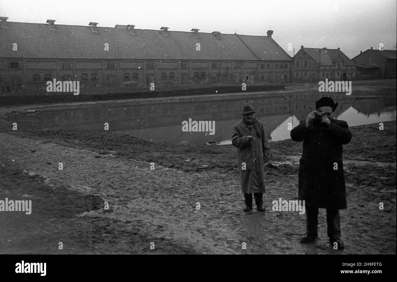 Dobrocin, 1948-02. Wieœ za³o¿ona w koñcu XIII w w pobli¿U szlaku handlowego ³¹cz¹cego Mazowsze z Elbl¹giem. NZ. cz³onkowie ecipy reporterskiej na tle XIX-wiecznych zabudowañ folwarcznych, od 1946 r. nale¿¹cych do Gimnazjum i Liceum Rolniczo-Hodowlanego. po/gr PAP Dok³adny dzieñ wydarzenia nieustalony. Dobrocin, 1948. Februar. Das Dorf wurde Ende des 13th. Jahrhunderts in der Nähe einer Handelsstraße gegründet, die Mazowsze mit Elblag verbindet. Im Bild: Reporter vor dem Gutshof aus dem 19th. Jahrhundert aus dem Jahr 1946, der der Agrar- und Zuchtschule gehört. po/gr PAP Stockfoto