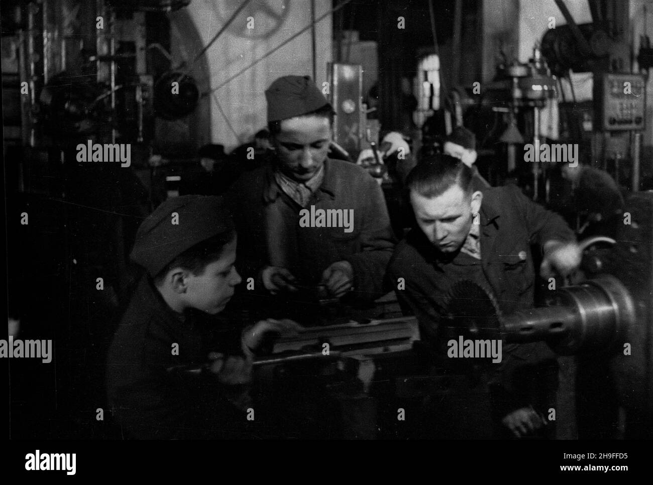 ¯ychlin, 1948-02. Fabryka Motorów Elektrycznych. Polsko-jugos³owiañska wymiana m³odzie¿y (byli partyzanci jugos³owiañscy). NZ. m³odzi robotnicy ucz¹ siê obs³ugi obrabiarki. Dok³adny dzieñ wydarzenia nieustalony. bk PAP Zychlin, 1948. Februar. Elektromotorenfabrik. Polnisch-jugoslawischer Jugendaustausch (ehemalige jugoslawische Partisanen). Im Bild: Junge Arbeiter lernen, wie man eine Werkzeugmaschine bedient. bk PAP Stockfoto