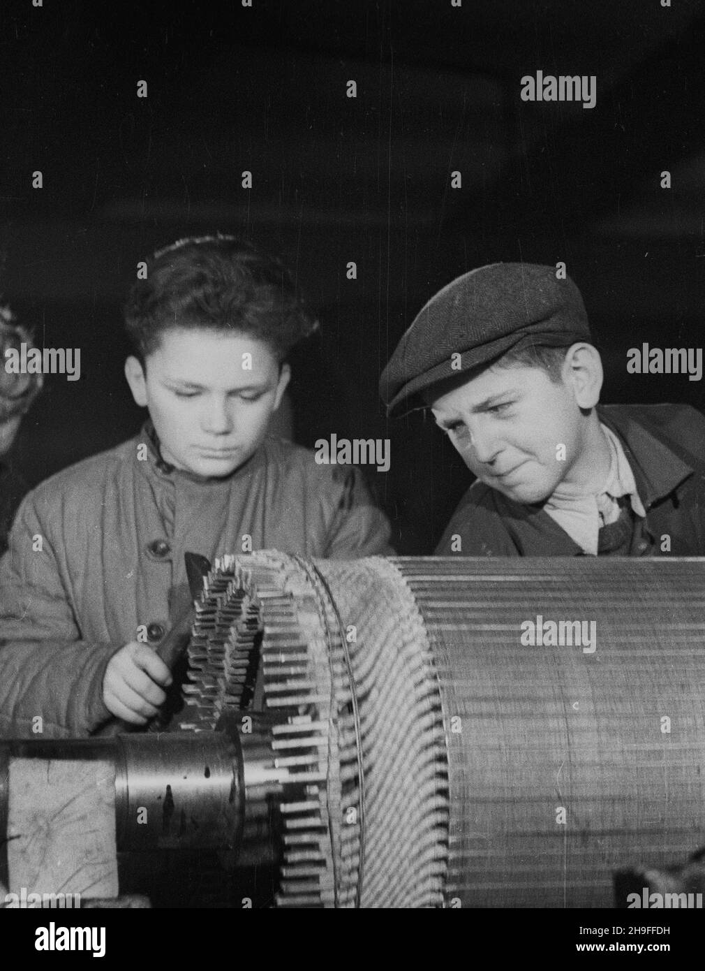 ¯ychlin, 1948-02. Fabryka Motorów Elektrycznych. Polsko-jugos³owiañska wymiana m³odzie¿y (byli partyzanci jugos³owiañscy). Nz. S³oweniec Milan Breznik (L) i Chorwat Marian Matuszewiæ przy bêbnie silnika. Dok³adny dzieñ wydarzenia nieustalony. bk PAP Zychlin, 1948. Februar. Elektromotorenfabrik. Polnisch-jugoslawischer Jugendaustausch (ehemalige jugoslawische Partisanen). Im Bild: Der Slowene Milan Breznik (links) und der Kroate Marian Matuszewiæ an einer Motortrommel. bk PAP Stockfoto