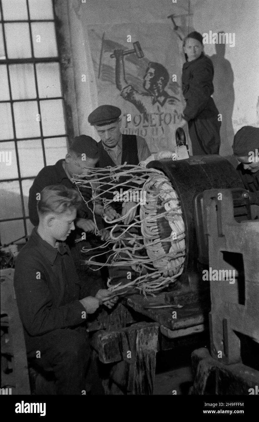 ¯ychlin, 1948-02-01. Fabryka Motorów Elektrycznych, gdzie pracuje m³odzie¿ z wymiany polsko-jugos³owiañskiej (byli partyzanci jugos³owiañscy). NZ. m³odzi robotnicy poznaj¹ budowê silnika. W ie plakat propagandowy w jêzyku serbsko-chorwackim. Dok³adny dzieñ wydarzenia nieustalony. bk PAP Zychlin, 1. Februar 1948. Junge Menschen (ehemalige jugoslawische Partisanen), die im Rahmen des polnisch-jugoslawischen Austauschs in der Elektromotorenfabrik arbeiten. Im Bild: Junge Arbeiter werden mit dem Aufbau eines großen Motors vertraut gemacht. Im Hintergrund ein Propagandaplakat in Serbokroatisch. bk PAP Stockfoto