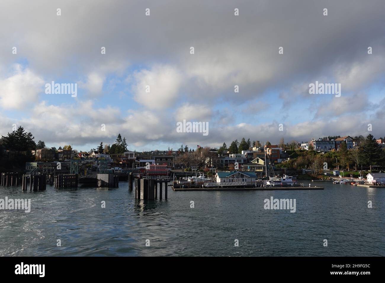Friday Harbor, WA USA - circa November 2021: Blick auf den wunderschönen Friday Harbor von einer Washington State Ferry an einem sonnigen, bewölkten Tag Stockfoto