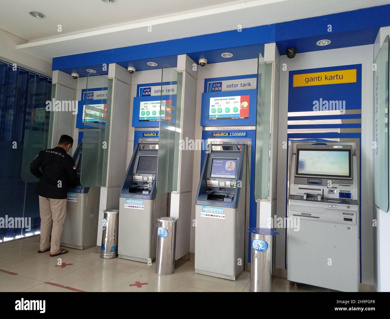 Editorial Photo, Indonesien, East Jakarta, 20. Oktober 2021, man Make at Financial Transaction at ATM BCAf Stockfoto