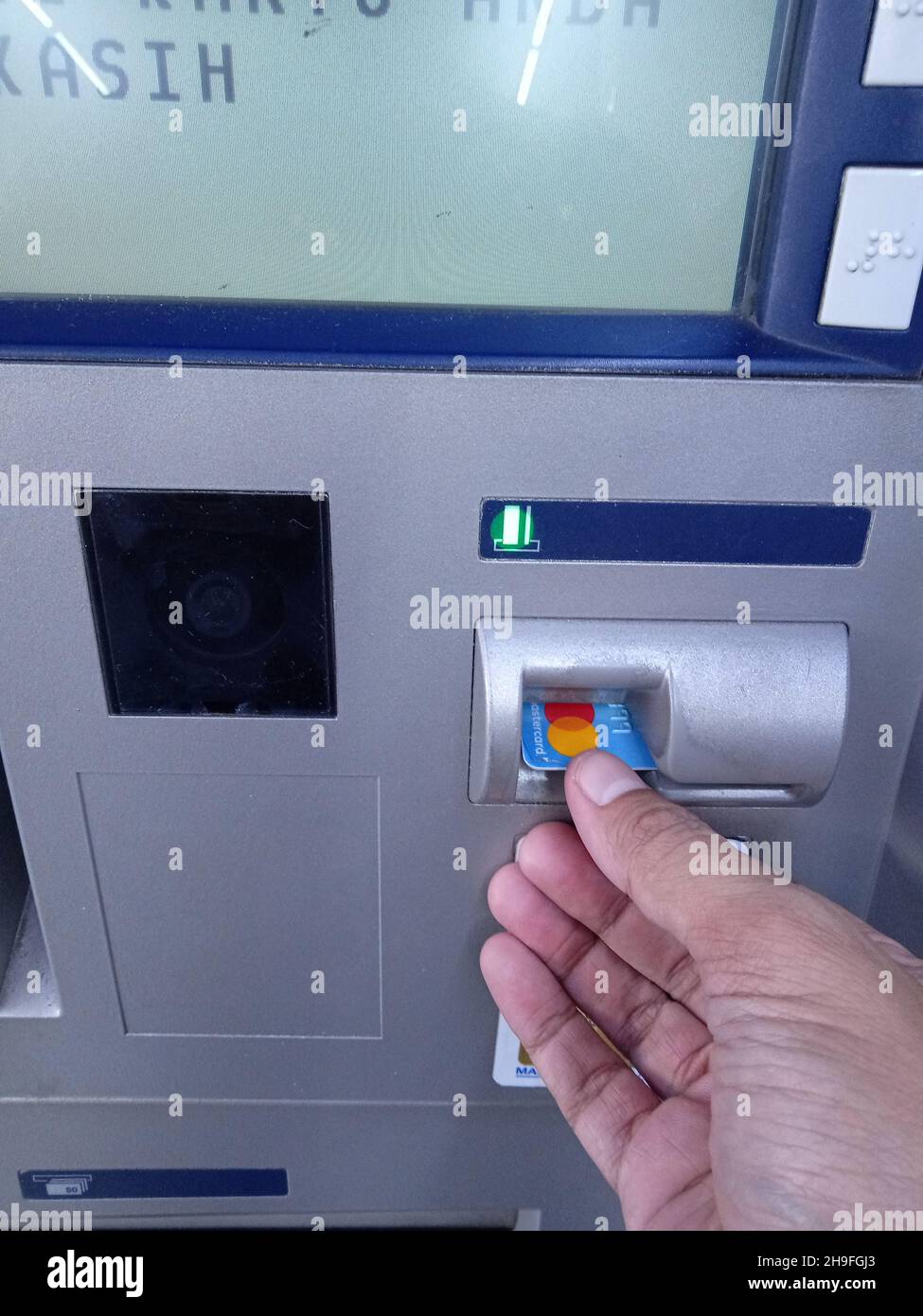 Editorial Photo, Indonesien, East Jakarta, 02. Oktober 2021, man Inserting Card at ATM BCA Stockfoto