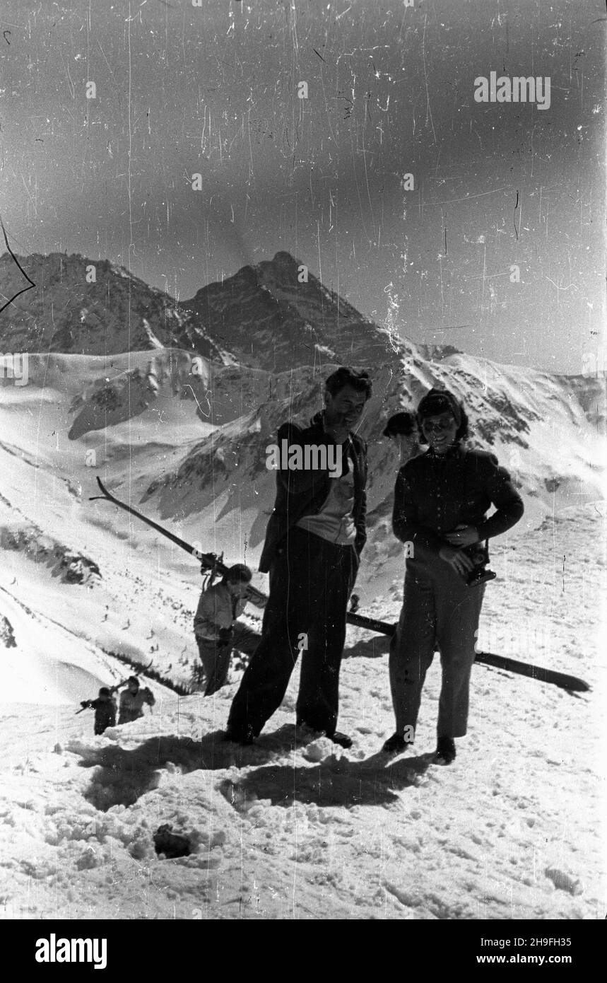 Polska, 1948-02. Re¿yser filmów dumentalnych Joris Ivens (L) na Kasprowym Wierchu. Dokumentalista przygotowywa³ Film pt. Cztery nowe demokracje, opowiadaj¹cy o Bu³garii, Czechos³owacji, Jugos³awii i Polsce. Film by³ realizowany przy wspó³pracy kinematografii narodowych. Czêœæ dotycz¹ca Polski, poœwiêcona odbudowie Warszawy i zagospodarowywaniu Ziem Zachodnich by³a realizowana wraz operatorem Filmu Polskiego W³adys³awem Forbertem. msa PAP Dok³adny dzieñ wydarzenia nieustalony. Polen, 1948. Februar. Regisseur von Dokumentarfilmen Joris Ivens (links) im Kasprowy Wierch. Der Regisseur machte Stockfoto