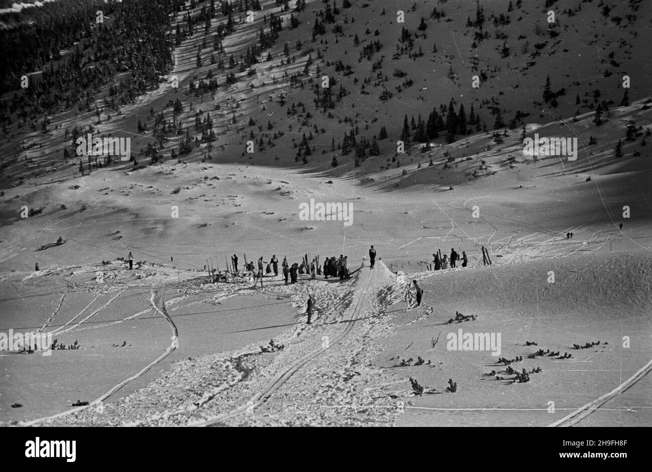 Zakopane, 1948-02-02. Mistrzostwa Polski Juniorów w konkurencjach narciarskich. W najwiêkszej po wojnie imprezie sportowej uczestniczy³o Ponad 650 zawodników. NZ. Zawody na skoczni terenowej. po/gr PAP Zakopane, 2. Februar 1948. Polen Junioren-Meisterschaften bei Ski-Events. Die größte Sportveranstaltung nach dem Krieg zog über 650 Teilnehmer an. Im Bild: Eine Veranstaltung auf einer Schanze. po/gr PAP Stockfoto