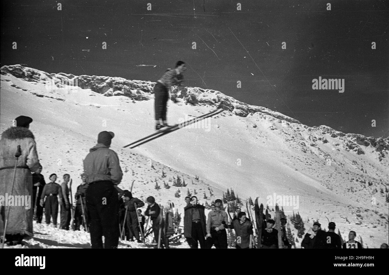 Zakopane, 1948-02-02. Mistrzostwa Polski Juniorów w konkurencjach narciarskich. W najwiêkszej po wojnie imprezie sportowej uczestniczy³o Ponad 650 zawodników. NZ. Zawody na skoczni terenowej. W eim masyw Giewontu. po/gr PAP Zakopane, 2. Februar 1948. Polen Junioren-Meisterschaften bei Ski-Events. Die größte Sportveranstaltung nach dem Krieg zog über 650 Teilnehmer an. Im Bild: Eine Veranstaltung auf einer Schanze. Im Hintergrund der Berg Giewont. po/gr PAP Stockfoto